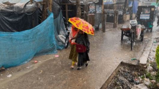 তীব্র তাপপ্রবাহের পর হঠাৎ বৃষ্টিতে স্বস্তি উপকূল
