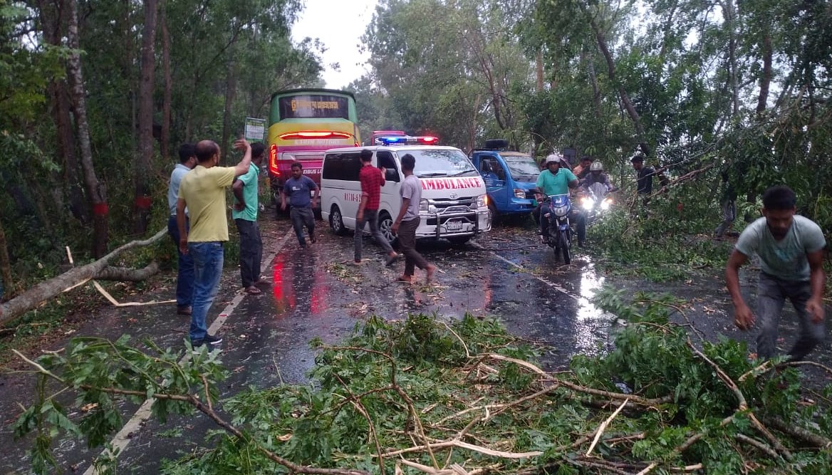 ৫ মিনিটের কালবৈশাখি ঝড়ে ১ ঘন্টা ঢাকা-খুলনা মহাসড়কে যান চলাচল বন্ধ