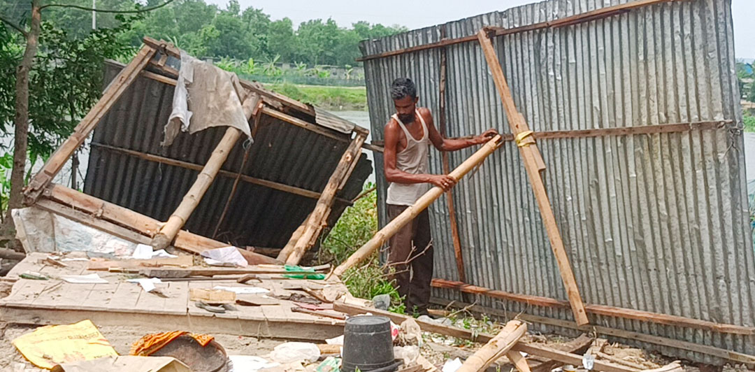 গোপালগঞ্জে মধুমতি বিল রুট চ্যানেলের পাশ থেকে ১৯টি অবৈধ স্থাপনা উচ্ছেদ