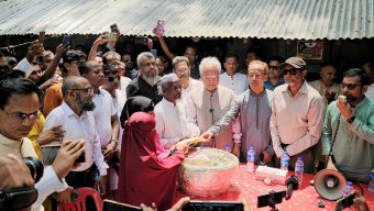 ঈদ সামগ্রী নিয়ে জুলাই আগস্টে শহীদ জসিমের বাড়িতে আলতাফ হোসেন চৌধুরী।