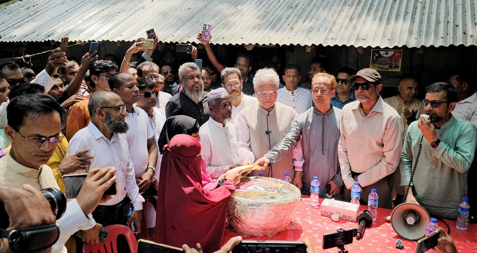 ঈদ সামগ্রী নিয়ে জুলাই আগস্টে শহীদ জসিমের বাড়িতে আলতাফ হোসেন চৌধুরী।