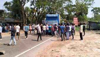 মহাসড়ক অবরোধে জনদুর্ভোগ মহাসড়কে বসে খিচুড়ি খাওয়ার সময় শ্রমিক দল কর্মী বাসচাপায় নিহত