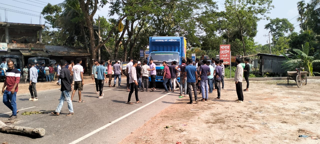 মহাসড়ক অবরোধে জনদুর্ভোগ মহাসড়কে বসে খিচুড়ি খাওয়ার সময় শ্রমিক দল কর্মী বাসচাপায় নিহত
