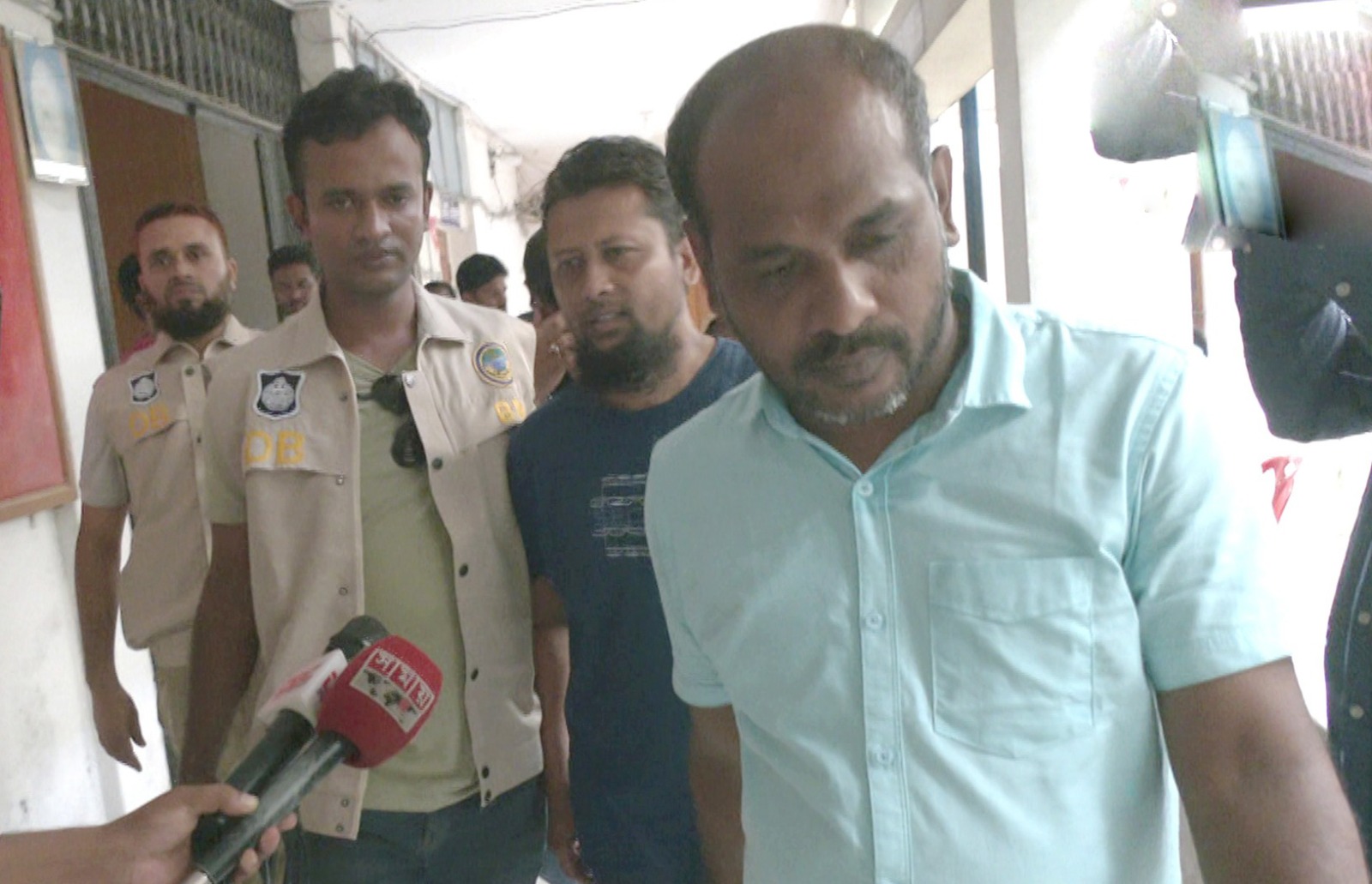 ছাত্রলীগ নেতাকে আটক করে ১০ লাখ টাকা দাবি  তিন ছাত্রদল কর্মী আটক