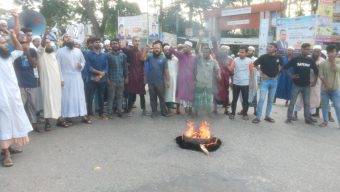 মহানবীকে নিয়ে কটুক্তিকারীকে গ্রেপ্তার ও ফাঁসির দাবিতে থানা ঘেরাও ও সড়ক অবরোধ