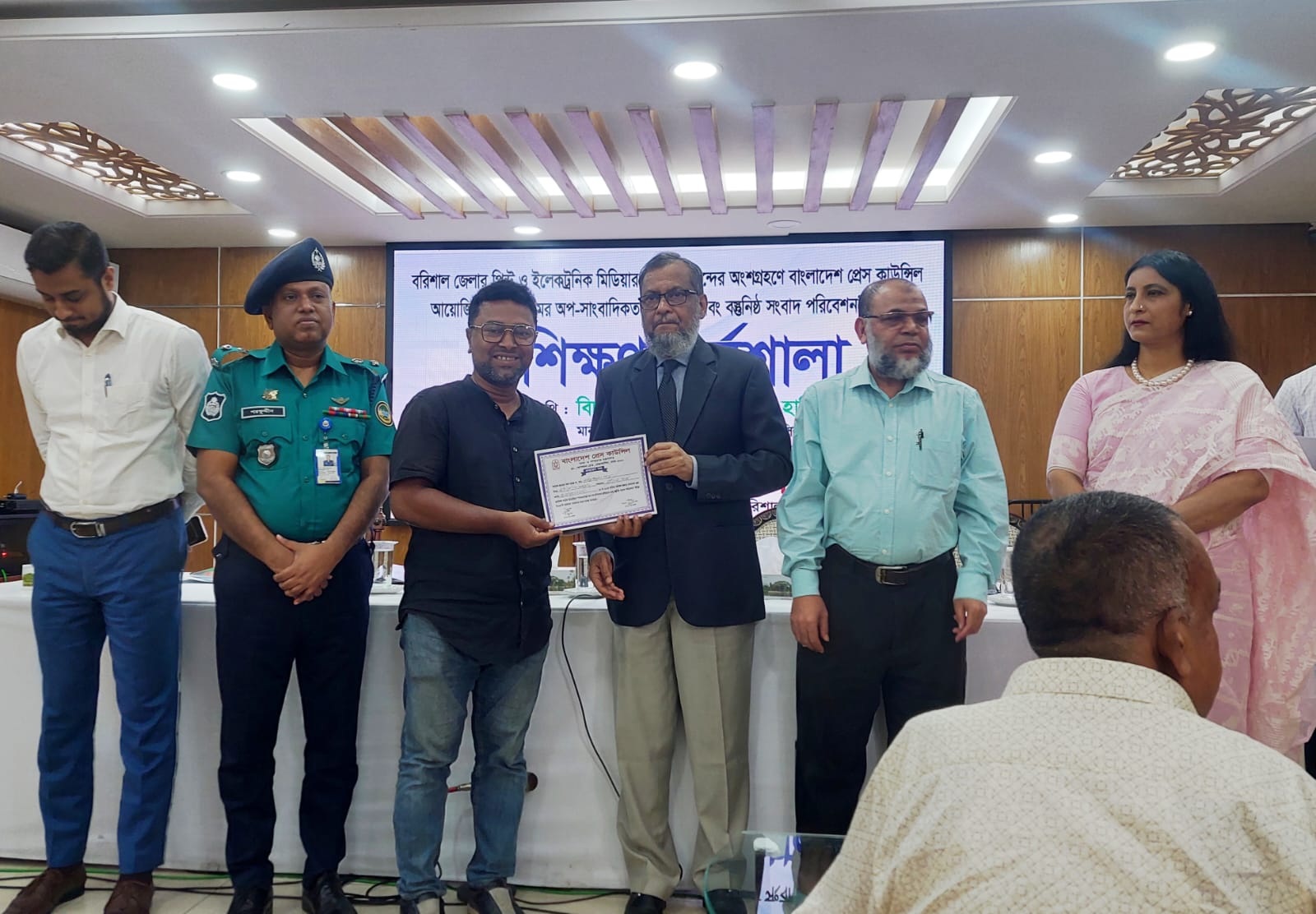 অপ-সাংবাদিকতা রোধে সাংবাদিকদের দায়িত্বশীল হতে হবে : এ কে এম আব্দুল হাকিম