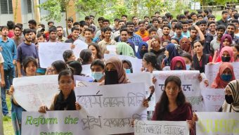 অ্যাকাডেমিক কার্যক্রম শাটডাউন : ইঞ্জিনিয়ারিং কলেজের শিক্ষার্থীদের অবস্থান কর্মসূচি