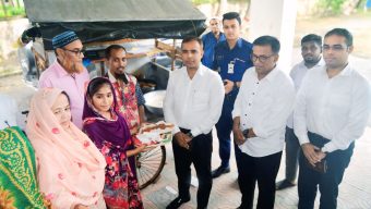 বরিশালে জেলা প্রশাসকের পক্ষ থেকে টিন সহায়তা পেল জিলেপী বিক্রেতা প্রতিবন্ধী হানিফ
