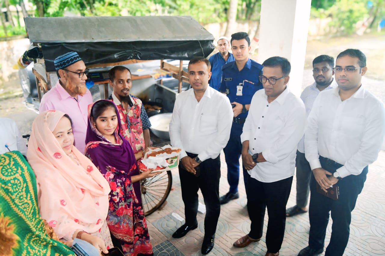 বরিশালে জেলা প্রশাসকের পক্ষ থেকে টিন সহায়তা পেল জিলেপী বিক্রেতা প্রতিবন্ধী হানিফ