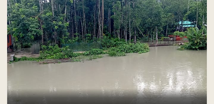 আশ্রয় কেন্দ্রের অভাবে ঝুঁকিতে লক্ষাধিক মানুষ