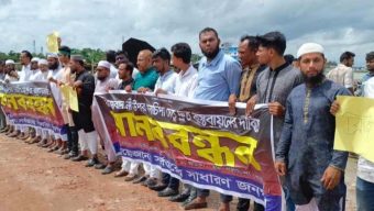 গলাচিপা নদীর উপর সেতু নির্মাণের দাবিতে মানববন্ধন