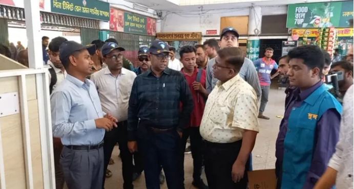 টিকিট কালোবাজারি ও অব্যবস্থাপনায় ক্ষোভ রংপুরের মানুষের রেলওয়ে স্টেশনে দুদকের অভিযান