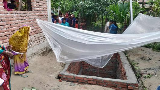 হিজলায় ইউএনও’র আদেশ অমান্য করে সরকারি রাস্তায় শৌচাগার নির্মাণ।