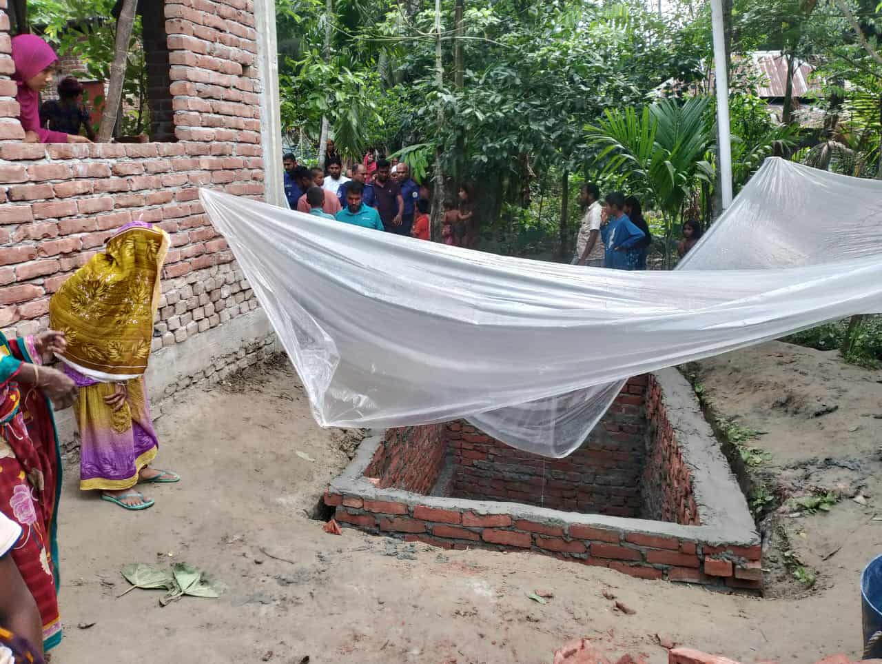হিজলায় ইউএনও’র আদেশ অমান্য করে সরকারি রাস্তায় শৌচাগার নির্মাণ।