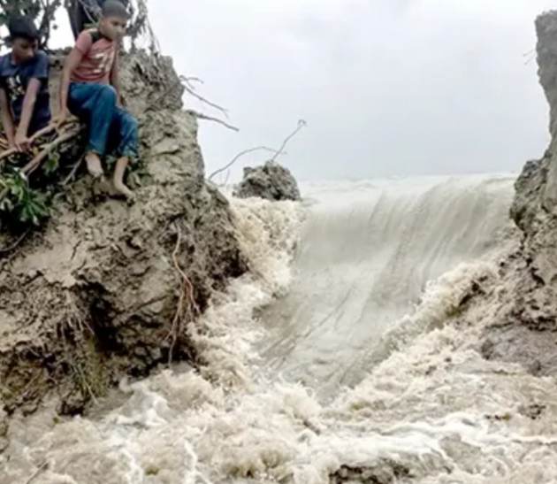 নিম্নচাপের প্রভাবে গলাচিপার বেড়িবাঁধ ক্ষতিগ্রস্ত
