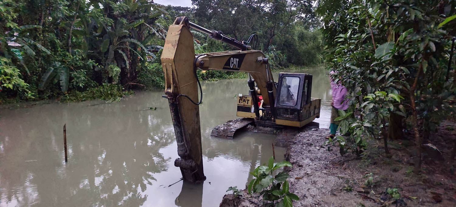 যুবদল নেতার বাবা-মায়ের কবরস্থান ভেঙ্গে ফেলার অভিযোগ
