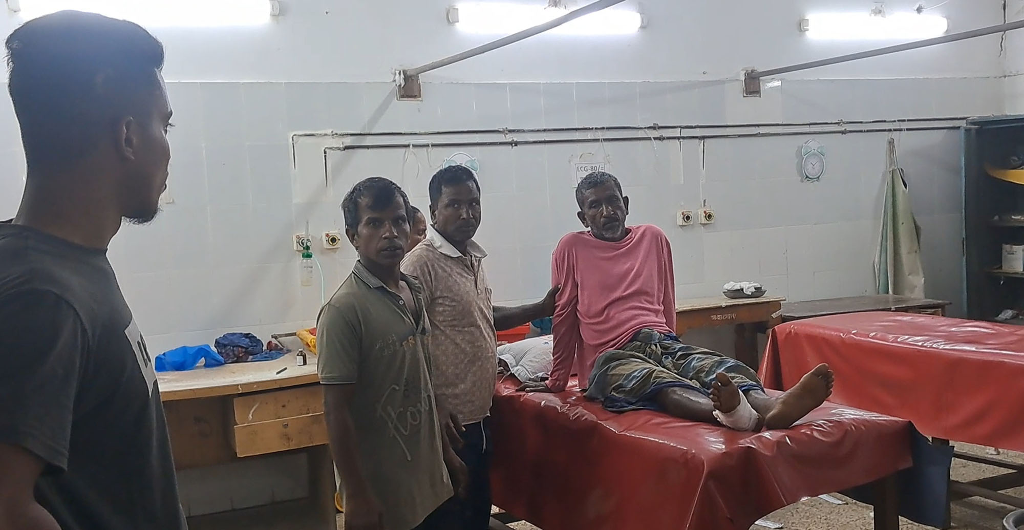 গোপালগঞ্জে পুকুরের গোসল করাকে কেন্দ্র করে দুইদল গ্রামবাসী মধ্যে সংঘর্ষে আহত ১৫জন