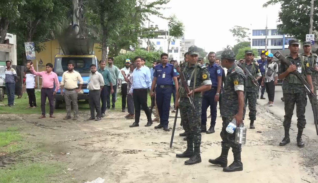 গোপালগঞ্জ শহরের মধ্যে অবৈধভাবে গড়ে ওঠা স্থাপনা উচ্ছেদ