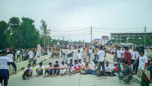 রংপুরে চীনের হাসপাতাল এবং এয়ারপোর্ট নির্মানসহ ১৮ দফা দাবিতে মডার্ন মোড়ে ব্লোকেড