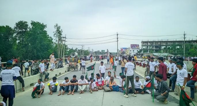 রংপুরে চীনের হাসপাতাল এবং এয়ারপোর্ট নির্মানসহ ১৮ দফা দাবিতে মডার্ন মোড়ে ব্লোকেড