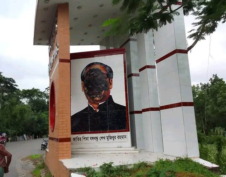 এবার বঙ্গবন্ধুর জন্মস্থান টুঙ্গিপাড়াতেই বঙ্গবন্ধুর প্রতিকৃতিতে কালি মাখালো দূর্বৃত্তরা
