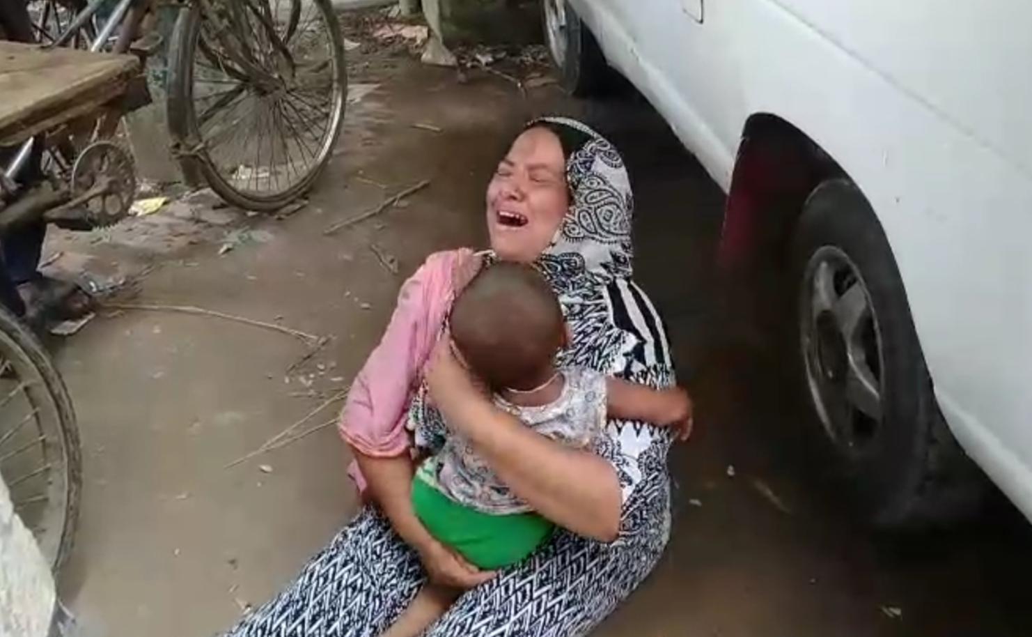 গোপালগঞ্জে ভ্যানের চাকায় ওড়না পেচিয়ে গলায় ফাঁস লেগে গৃহবধুর মৃত্যু