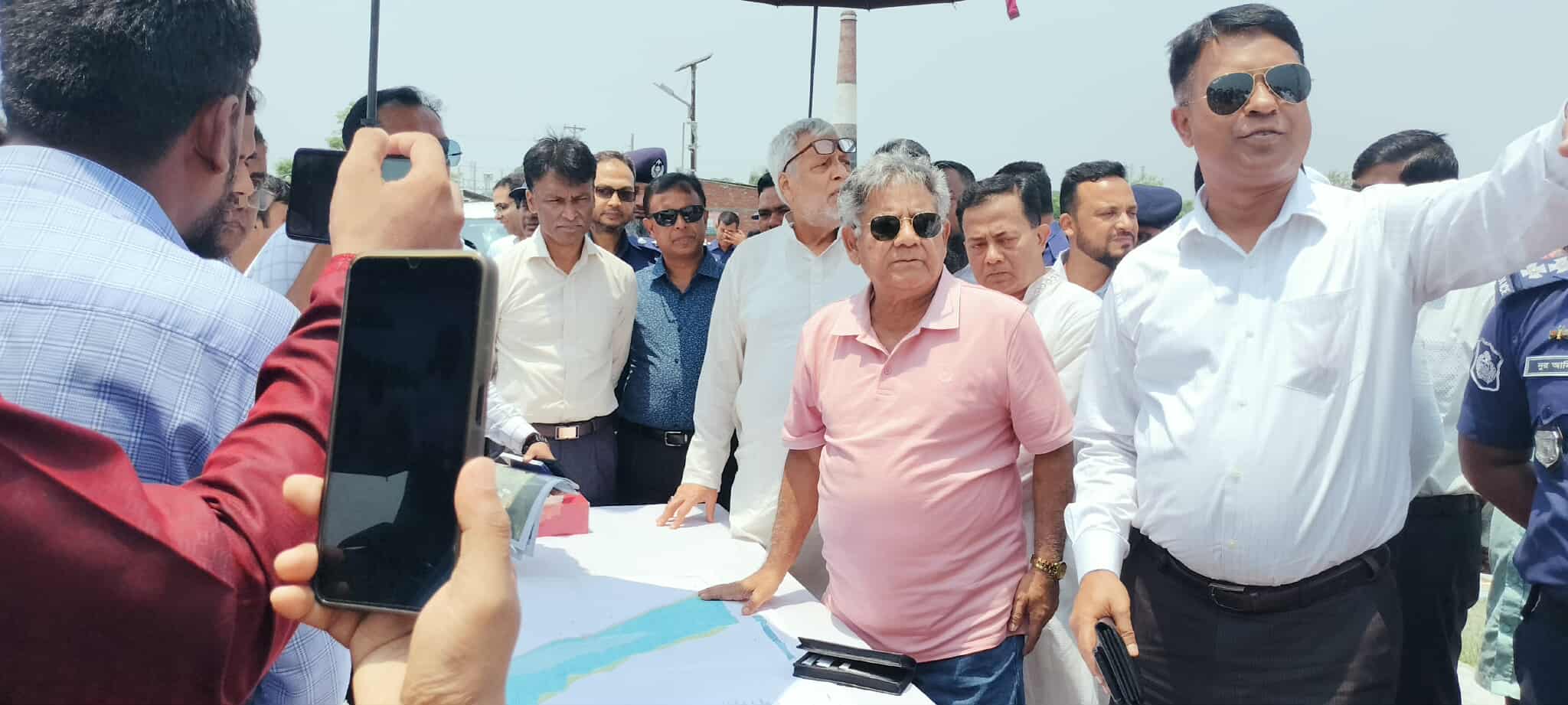 হিজলায় লঞ্চ ঘাট পরিদর্শনে দুই উপদেষ্টা।