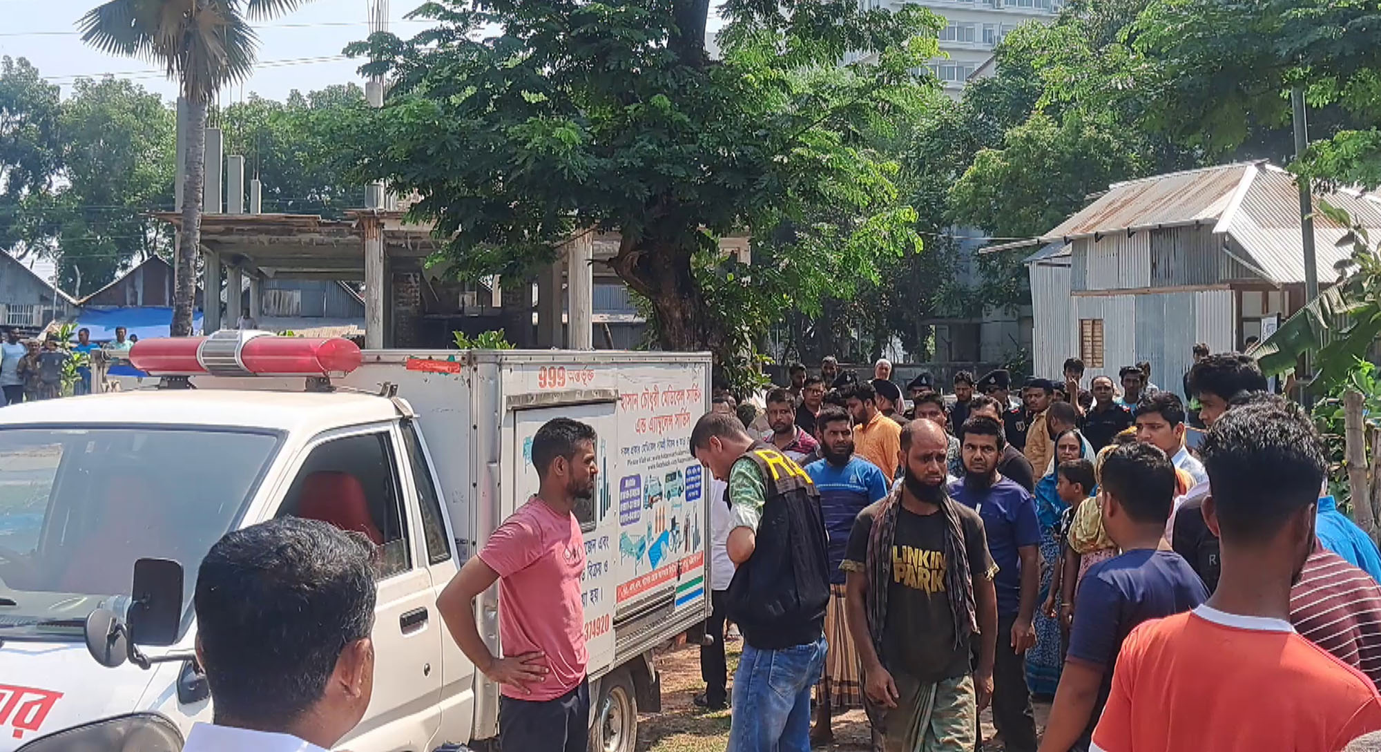 গোপালগঞ্জের কোটালীপাড়া উপজেলার তারাশী গ্রামের বাড়ি এএসপির পলাশ সাহার শেষকৃত্য সম্পন্ন