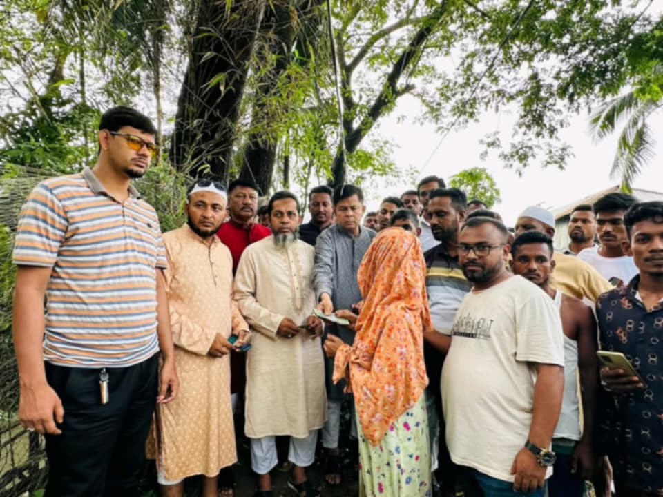বোরহানউদ্দিনে সাবেক এমপি হাফিজ ইব্রাহিমের নির্দেশে ঘূর্ণিঝড়ে ক্ষতিগ্রস্তদের পাশে দাঁড়ালেন উপজেলা বিএনপি