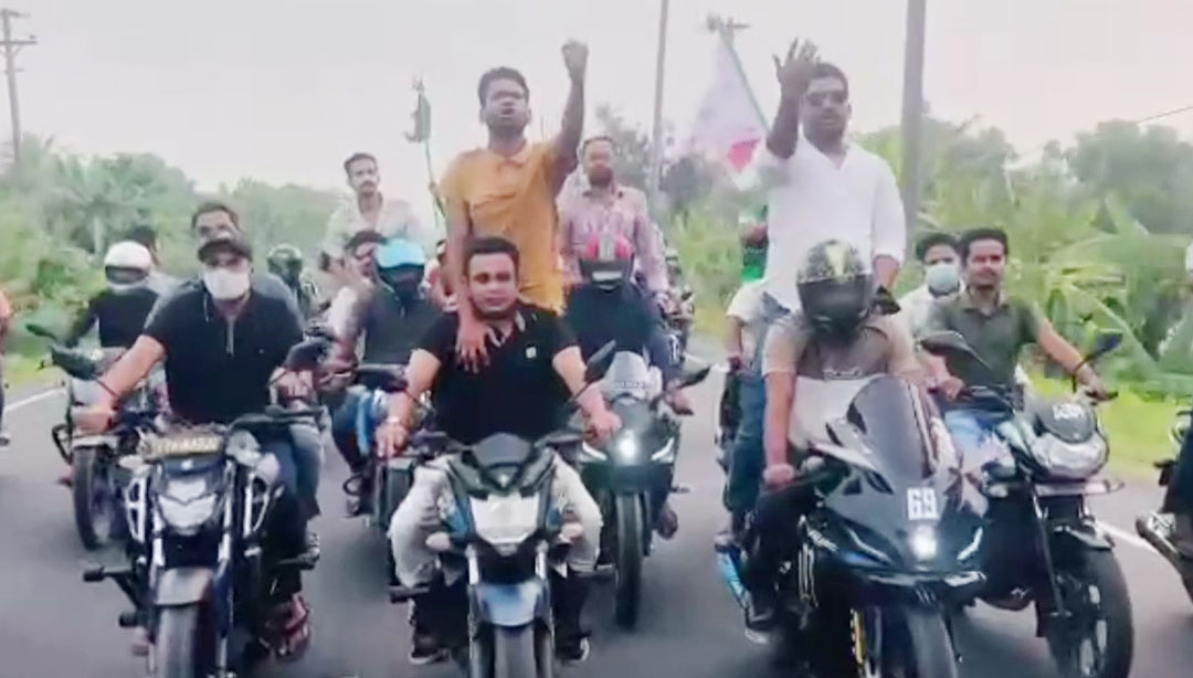 আ’লীগের কার্যক্রম নিষিদ্ধ করার প্রতিবাদে ও সরকারের পদত্যাগের দাবীতে গোপালগঞ্জে নিষিদ্ধ সংগঠন ছাত্রলীগের বিক্ষোভ মিছিল