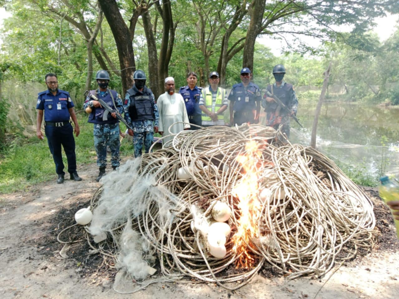 ভোলায় অবৈধ চিংড়ির রেনু ও পাঙ্গাসের পোনা জব্দ,আটক ১