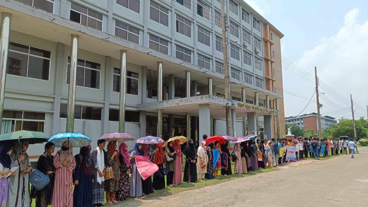 মৎস্য অধিদপ্তরের প্রস্তাবিত অর্গানোগ্রাম বাস্তবায়ন ও নিয়োগের দাবিতে যবিপ্রবিতে মানববন্ধন