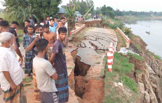 বালাগঞ্জে কুশিয়ারার ভাঙ্গনে নদীতে ধ্বসে পড়েছে সড়ক ও সেতু