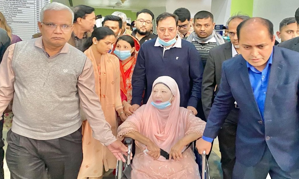 দুই পুত্রবধূসহ ঢাকায় ফিরবেন খালেদা জিয়া