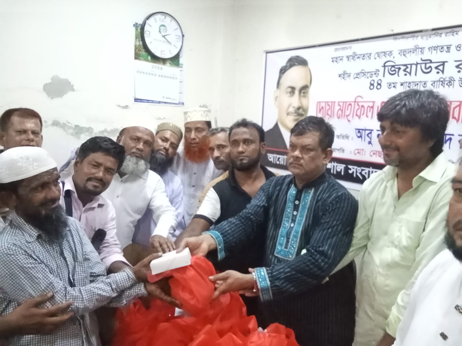 বরিশালের হকারদের মাঝে গোশত বিতরণকালে রহমাতুল্লাহ  ‘শহীদ জিয়াকে যারা মুছে দিতে চেয়েছিল তারাই নিশ্চিহ্ন হয়ে গেছে’