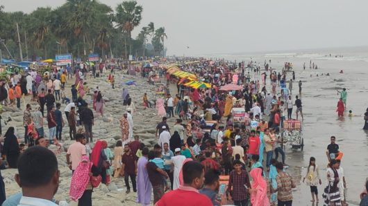 ঈদের চতুর্থ দিনে  কুয়াকাটা সমুদ্র সৈকতে হাজার হাজার পর্যটকদের ভিড়।