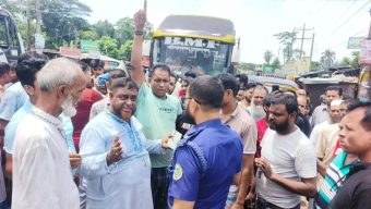 চাঁদা দাবির প্রতিবাদে : মহাসড়ক অবরোধ করে টরকী বন্দরের ব্যবসায়ীদের বিক্ষোভ