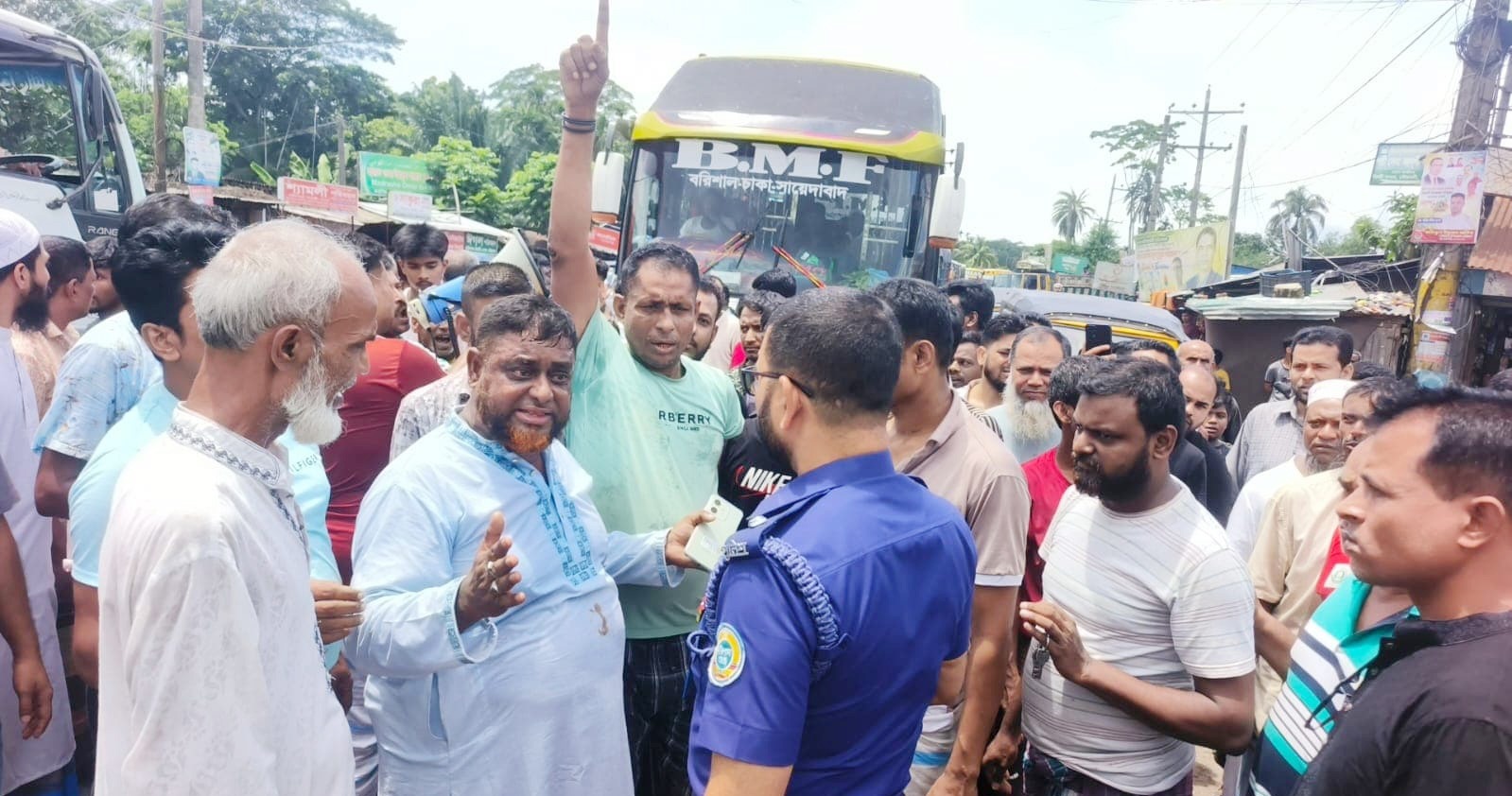 চাঁদা দাবির প্রতিবাদে : মহাসড়ক অবরোধ করে টরকী বন্দরের ব্যবসায়ীদের বিক্ষোভ