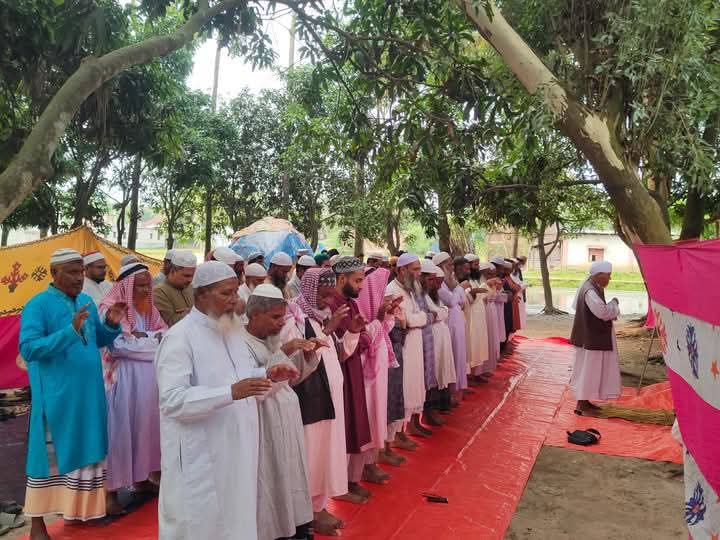 গলাচিপায় কাদেরিয়া চিশতিয়া তরিকার অনুসারীদের ঈদ উদযাপন 