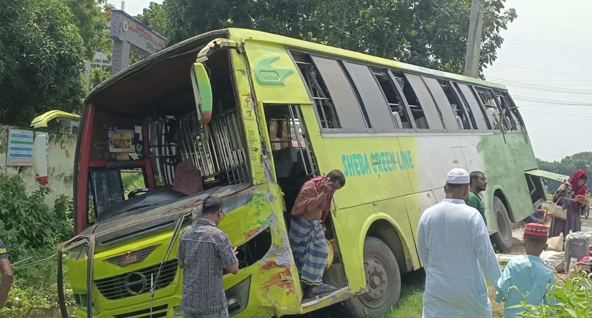 গোপালগঞ্জে যাত্রীবাহী বাস খাদে পড়ে আহত-১০