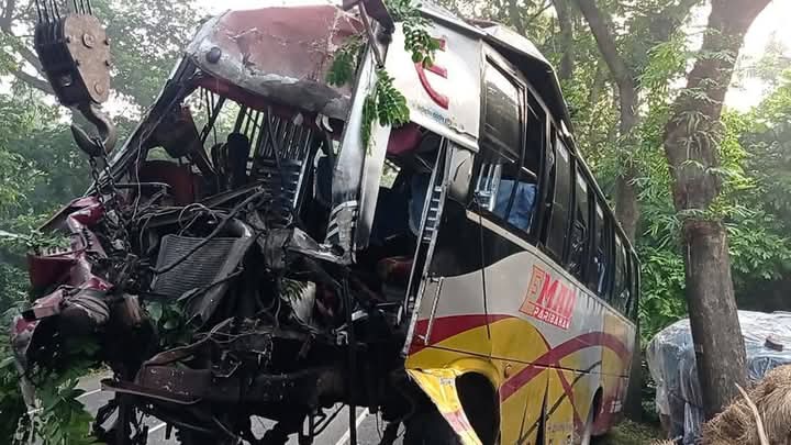 বাগেরহাটে সড়ক দুর্ঘটনায় ১ জন নিহত, আহত ২০