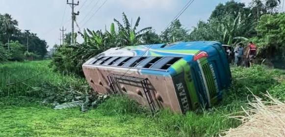 দূর্ঘটনা কবলিত বাস উদ্ধার করতে  গিয়ে তীব্র যানজট