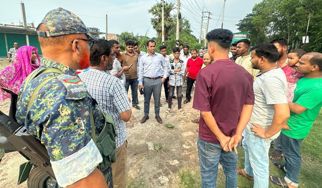 গোপালগঞ্জে বাস ভাড়ায় নেয়া অতিরিক্ত অর্থ ফেরত যাত্রীদের