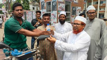 কোটালীপাড়ায় পথচারী ও ভ্যান চালকদের মাঝে পানি এবং খাবার স্যালাইন বিতরণ