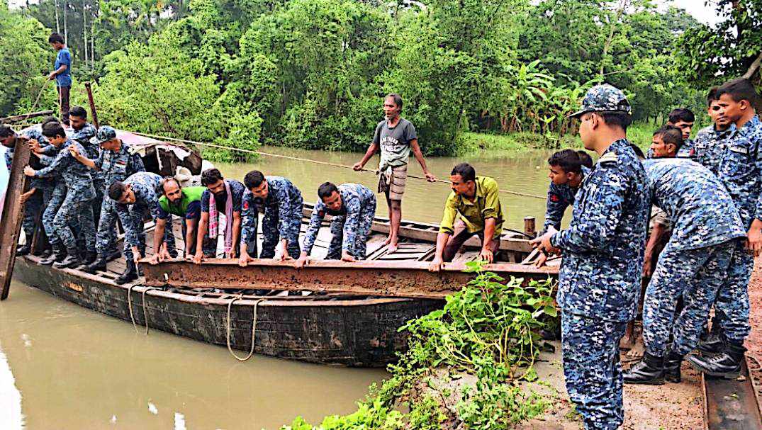 নৌবাহিনীর সহায়তায় অস্থায়ী সাঁকো নির্মাণ