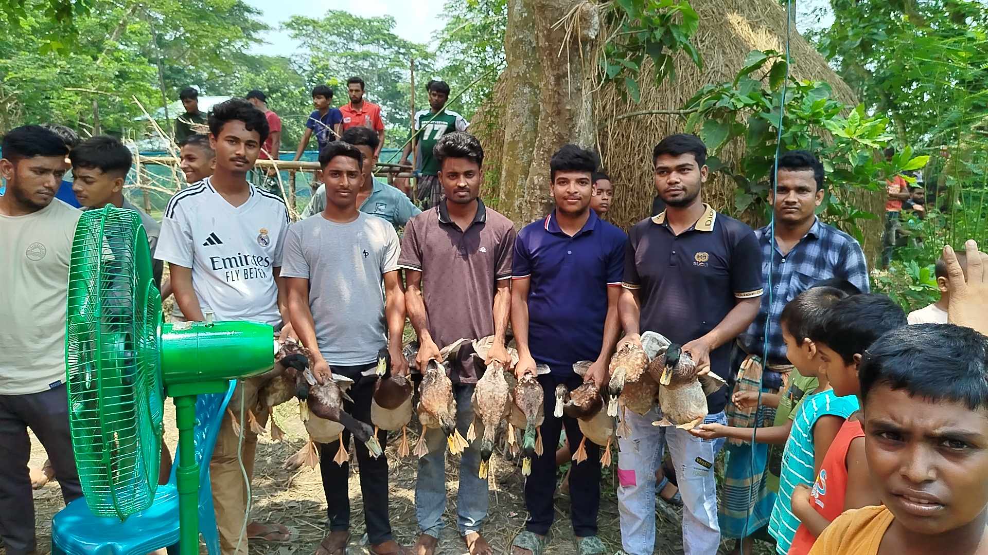 পবিত্র ঈদ আনন্দে এলাকাবাসীকে ঈদ আনন্দ দিতে ছাত্রদল নেতার ব্যতিক্রম উদ্যগ।