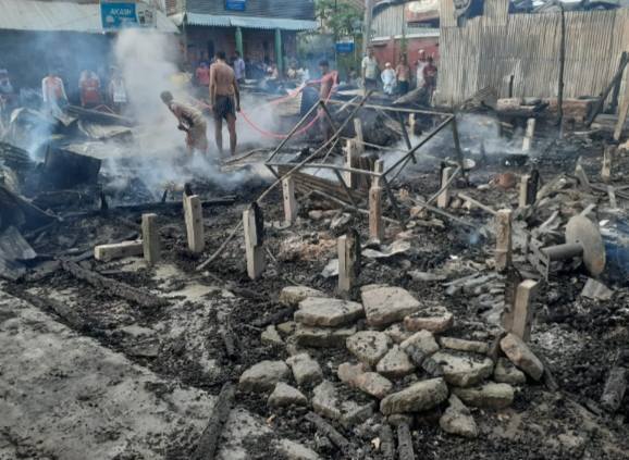গলাচিপার চরকাজলে ভয়াবহ আগুনে একাধিক  দোকান পুড়ে ছাইঁ!  সঞ্জিব দাস,