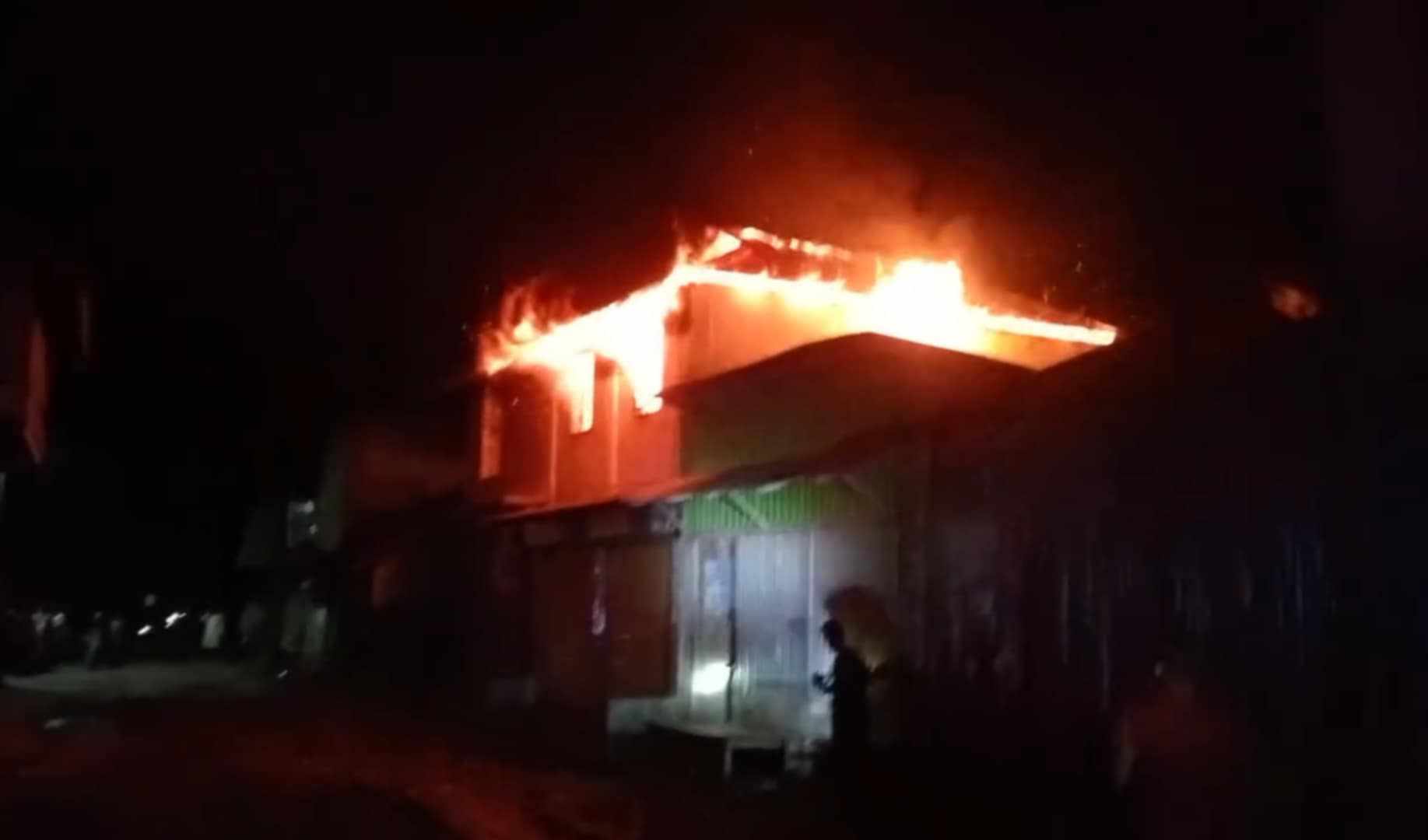 বরগুনার পাথরঘাটায় রূপধন বাজারে টিসিবি পণ্যের গোডাউনে আগুন 