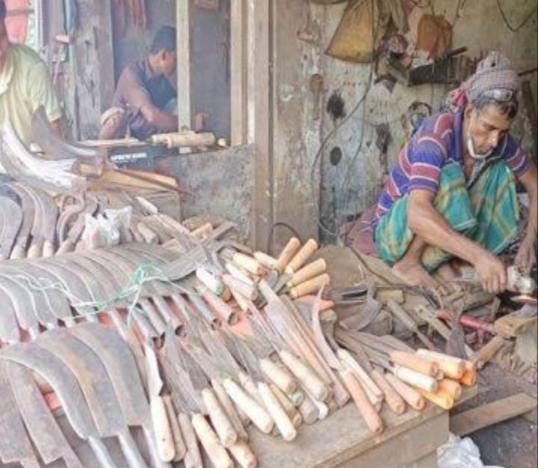 গলাচিপায় টুংটুাং শব্দে মুখর কামারপট্টি