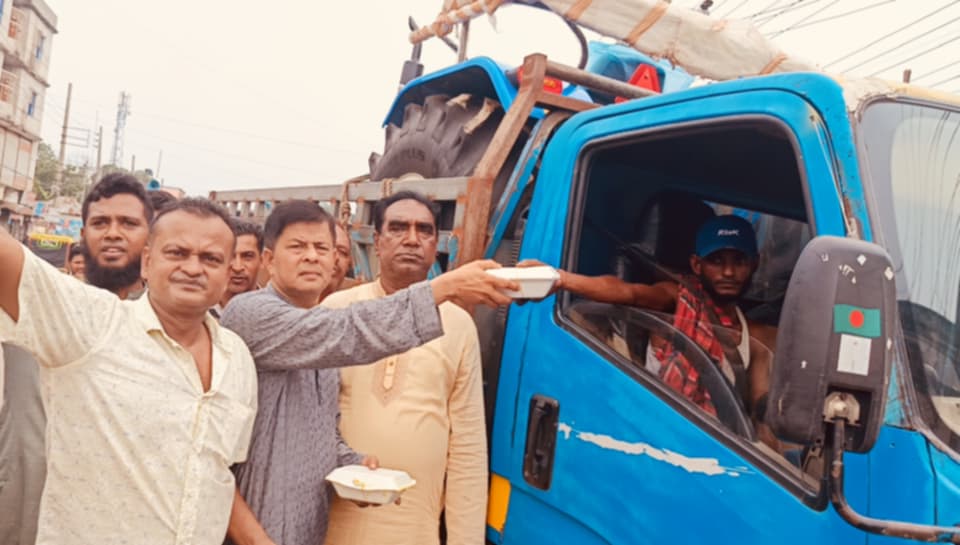 বোরহানউদ্দিনে জিয়াউর রহমানের শাহাদাত বার্ষিকী উপলক্ষে অসহায়-দুস্থ মানুষের মাঝে খাবার বিতরণ